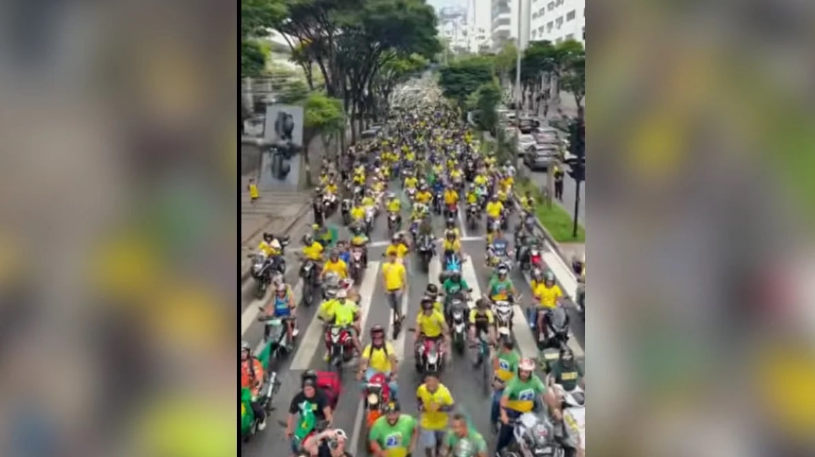 Com Nikolas, Cleitinho e Tarcísio, Flávio Bolsonaro encerra campanha com motociata e ato na Praça da Liberdade, em BH
