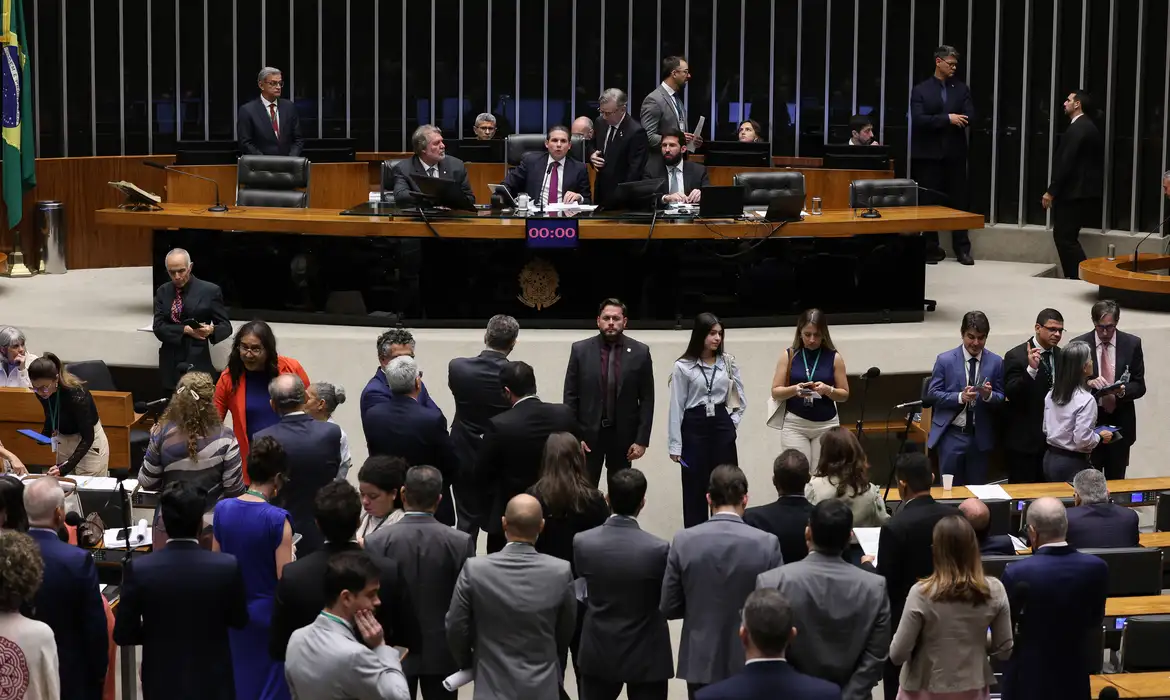 Brasil elege 12 mulheres ao Senado e bate recorde de eleitas