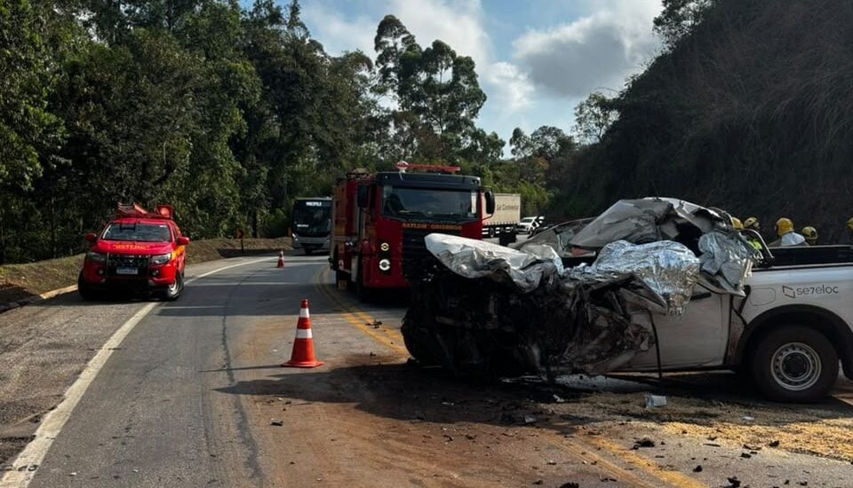 Colisão entre caminhonete e caminhão deixa um morto na BR-381, em João Monlevade