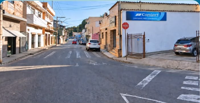 Vazamento em rede de água interdita rua e pode afetar abastecimento em bairros de Itabira