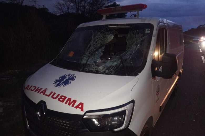 Roda de carro se desprende de moto e fere motorista de ambulância, em Itabira