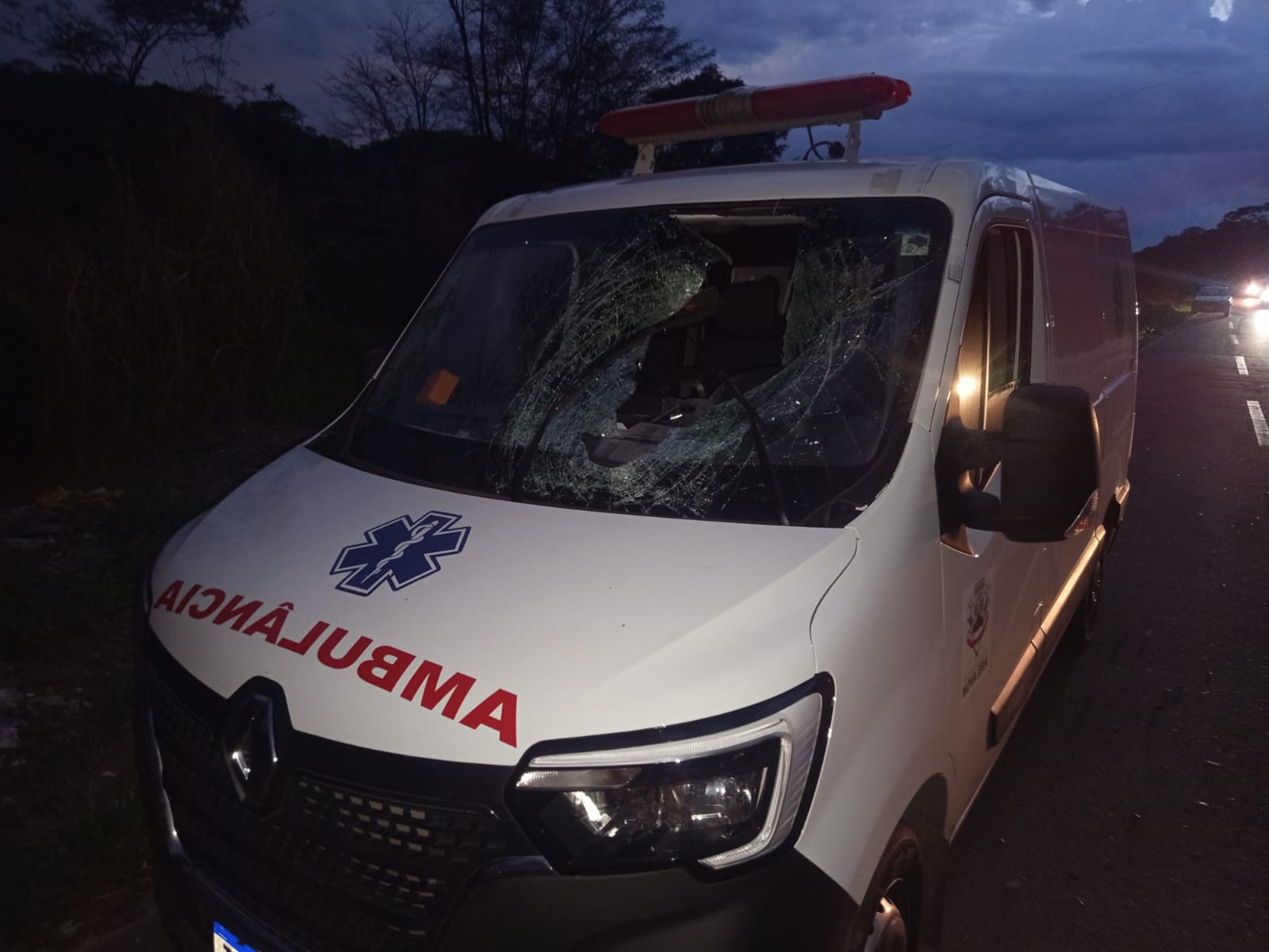 Roda de carro se desprende de garupa de moto e fere motorista de ambulância em Itabira