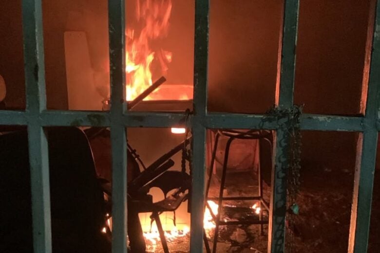 Incêndio atinge garagem de residência no Centro de Itabira