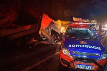 Duas pessoas ficam feridas após carreta sair da pista na BR-262, em Rio Casca
