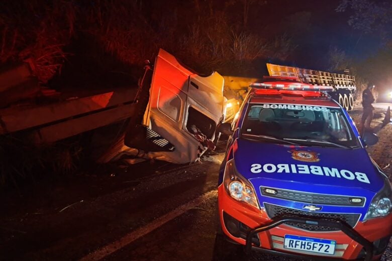 Duas pessoas ficam feridas após carreta sair da pista na BR-262, em Rio Casca