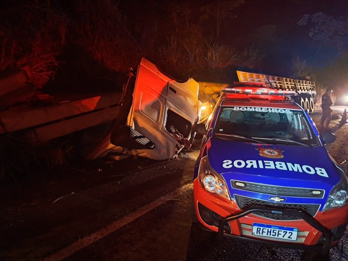 Duas pessoas ficam feridas após carreta sair da pista na BR-262, em Rio Casca