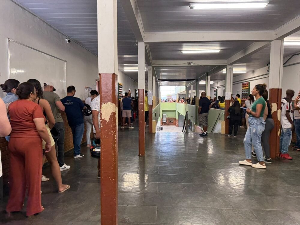 Eleição registra grande movimento e filas de até uma hora em locais de votação em Itabira