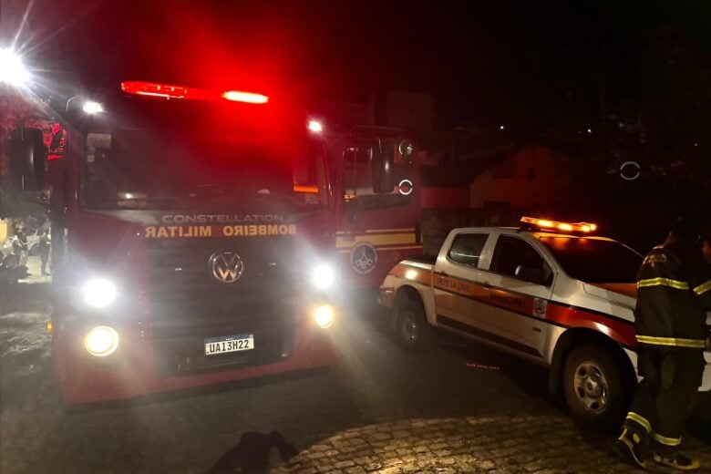 Incêndio destrói cômodos e provoca desabamento de telhado em residência de Nova Era