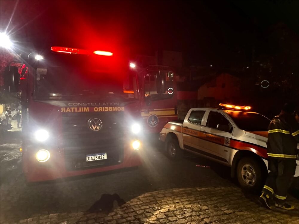 Incêndio destrói cômodos e provoca desabamento de telhado em residência de Nova Era
