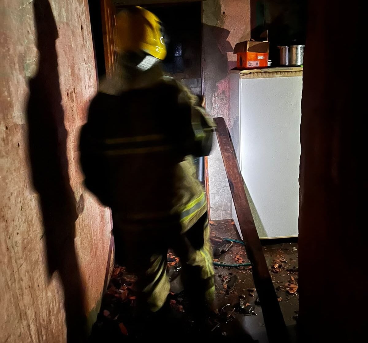 Incêndio destrói cômodos e provoca desabamento de telhado em residência de Nova Era