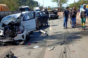 Carreta perde os freios e causa engavetamento com 20 veículos na BR-040; seis pessoas ficaram feridas