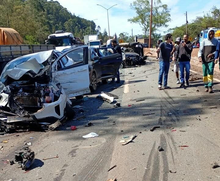 Carreta perde os freios e causa engavetamento com 20 veículos na BR-040; seis pessoas ficaram feridas