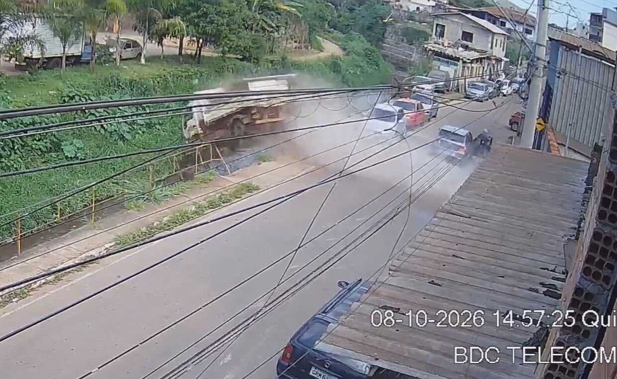 Caminhão a serviço da Prefeitura de Barão de Cocais cai em córrego após acidente no bairro São Miguel