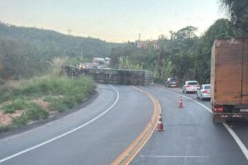 Carreta tomba e interdita BR-381 em Santa Luzia; acidente provoca longos congestionamentos