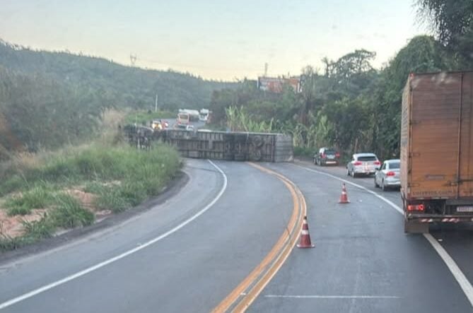 Carreta tomba e interdita BR-381 em Santa Luzia; acidente provoca longos congestionamentos