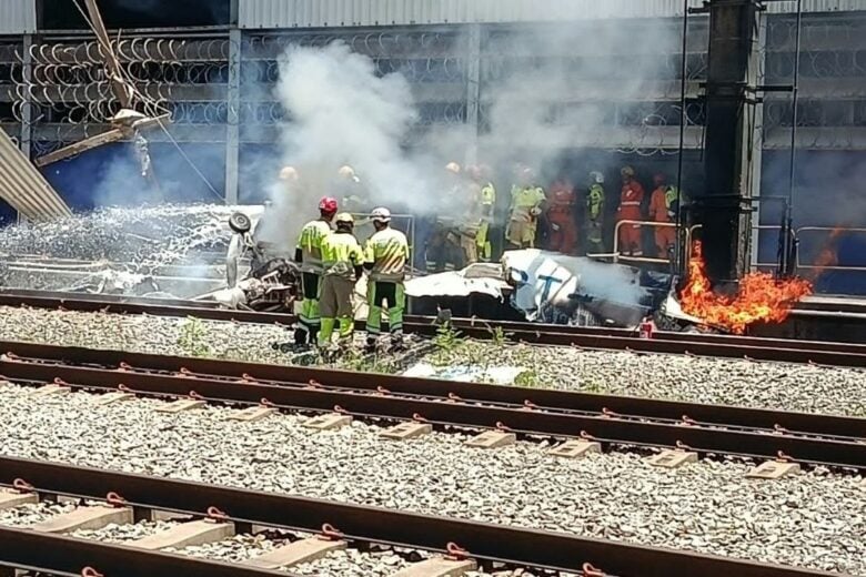 Avião cai na estação São Gabriel, em BH, e piloto morre carbonizado 