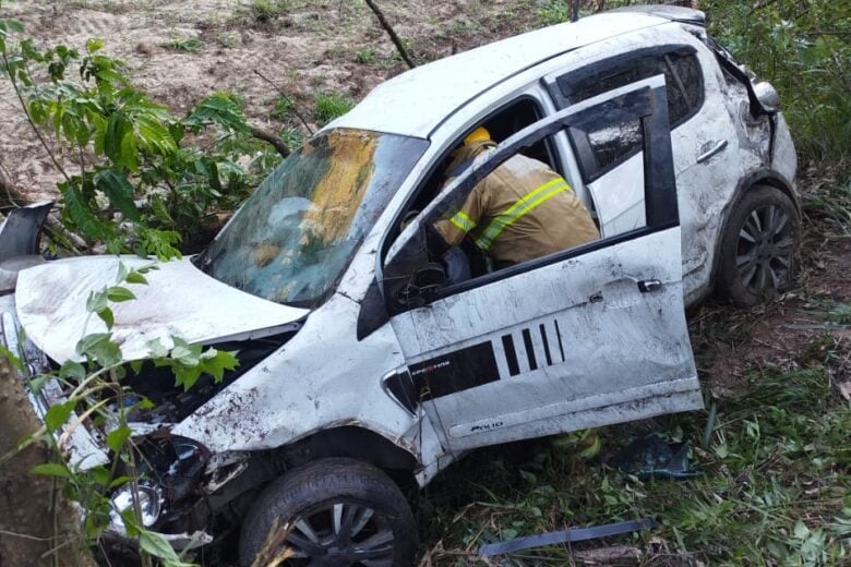 Carro capota e cai em ribanceira na MGC-120; três pessoas são socorridas
