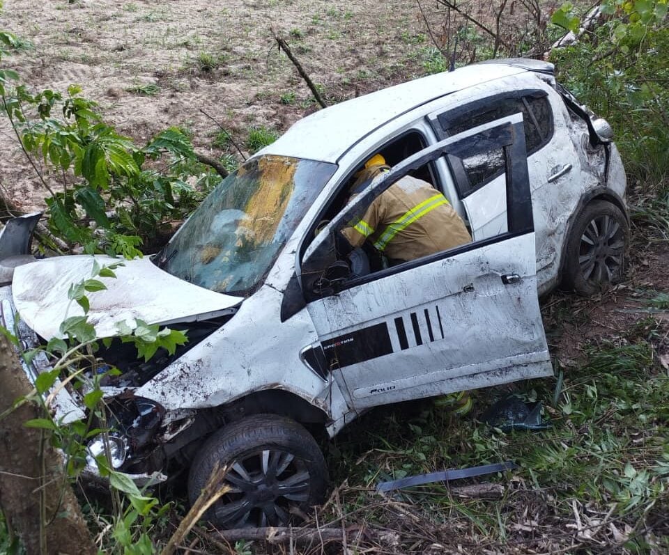 Carro capota e cai em ribanceira na MGC-120; três pessoas são socorridas