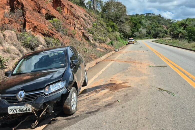 Carro colide contra barranco na MG-129, próximo à comunidade do São Pedro, em Itabira