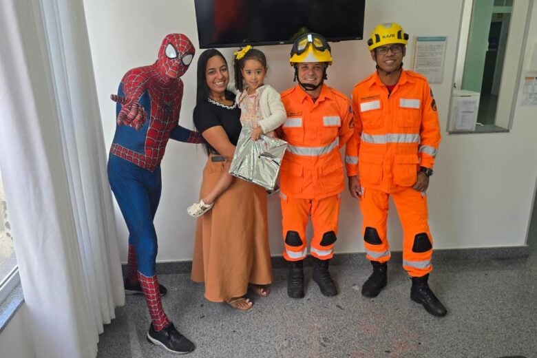 Bombeiros levam presentes e diversão a crianças atendidas no Hospital Margarida, em João Monlevade