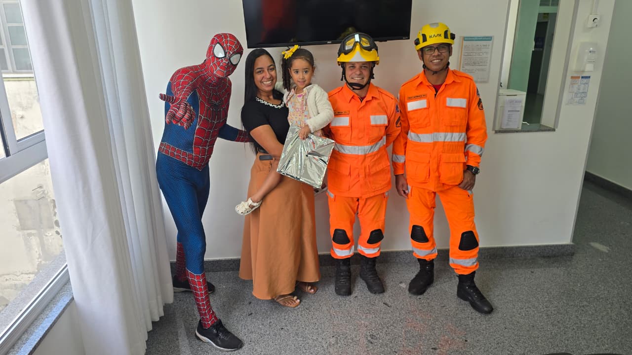 Bombeiros levam presentes e diversão a crianças atendidas no Hospital Margarida, em João Monlevade