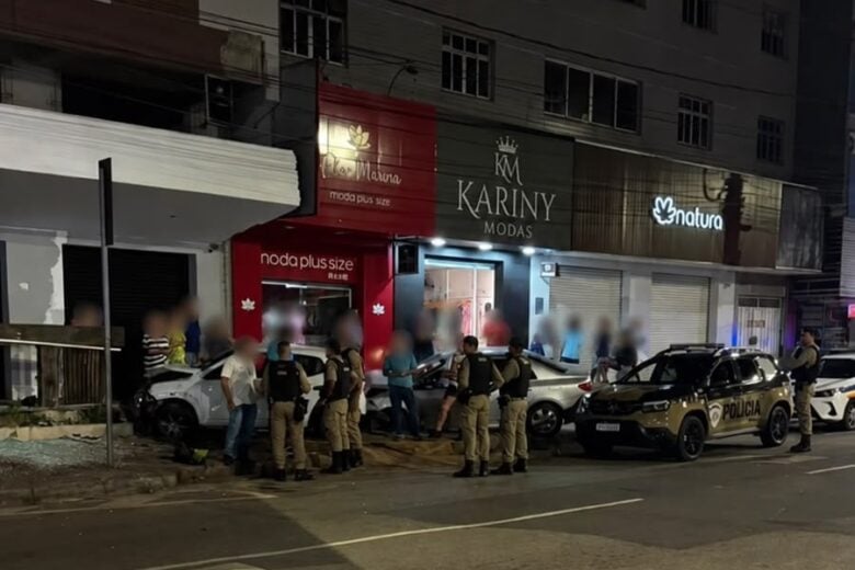 Colisão entre dois carros deixa feridos e causa danos a estabelecimento comercial na avenida João Pinheiro, em Itabira