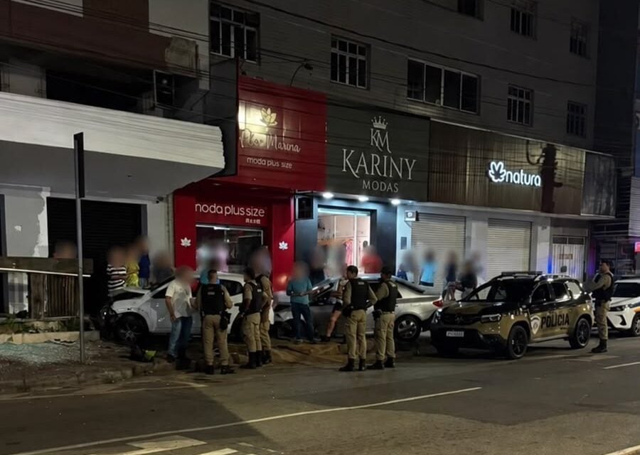 Colisão entre dois carros deixa feridos e causa danos a estabelecimento comercial na avenida João Pinheiro, em Itabira