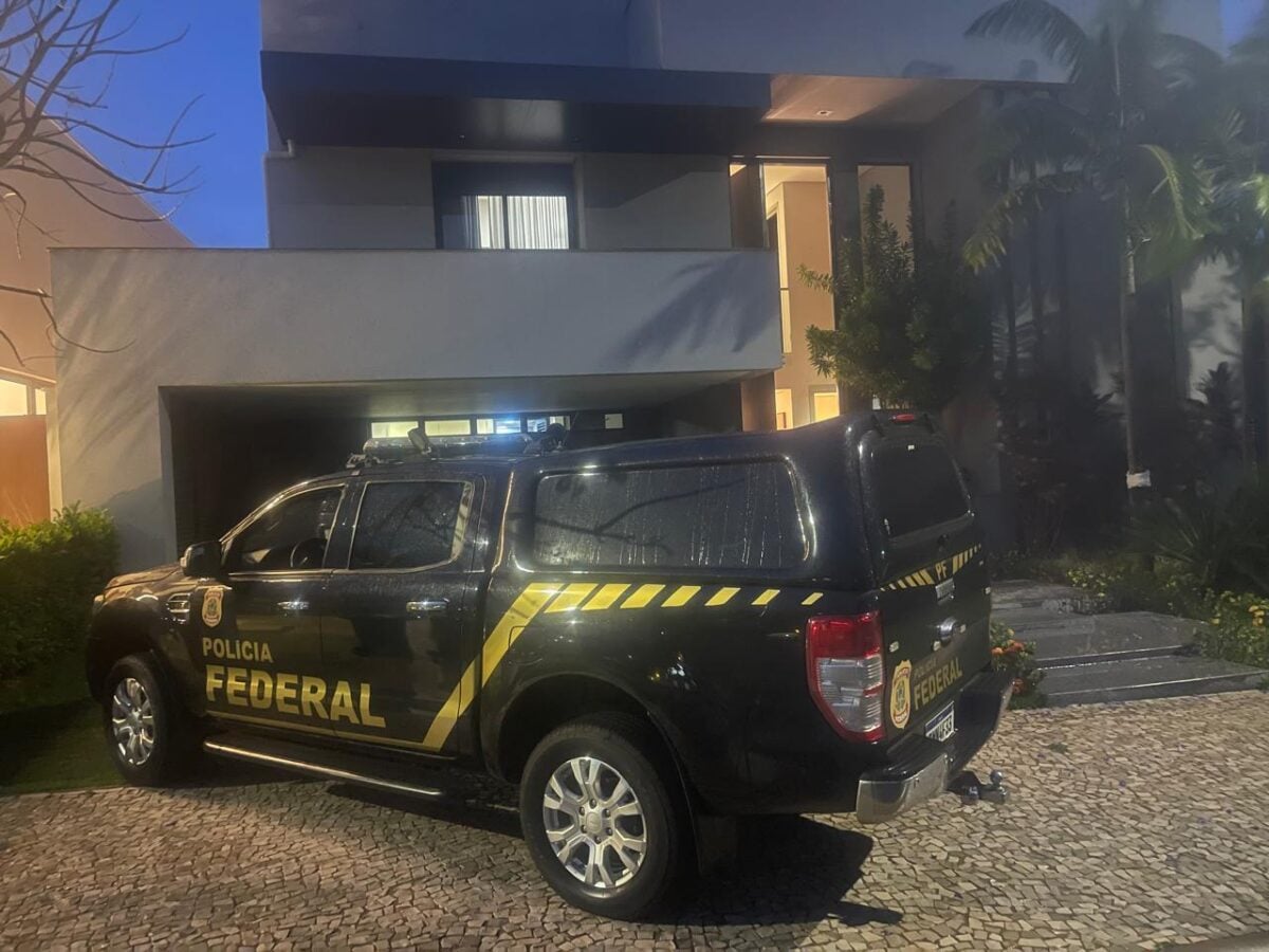 Operação da Polícia Federal mira tráfico internacional de drogas e lavagem de dinheiro em Minas Gerais e outros quatro estados