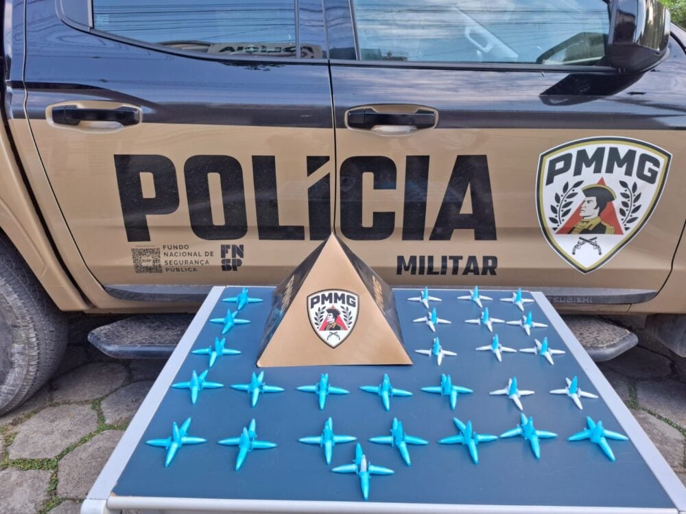 Polícia Militar apreende 135 pinos de cocaína e prende jovem em Santa Maria de Itabira