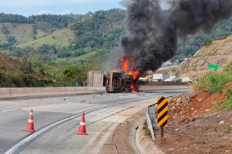 Carreta tomba e pega fogo na BR-381, em Caeté; rodovia tem interdição total