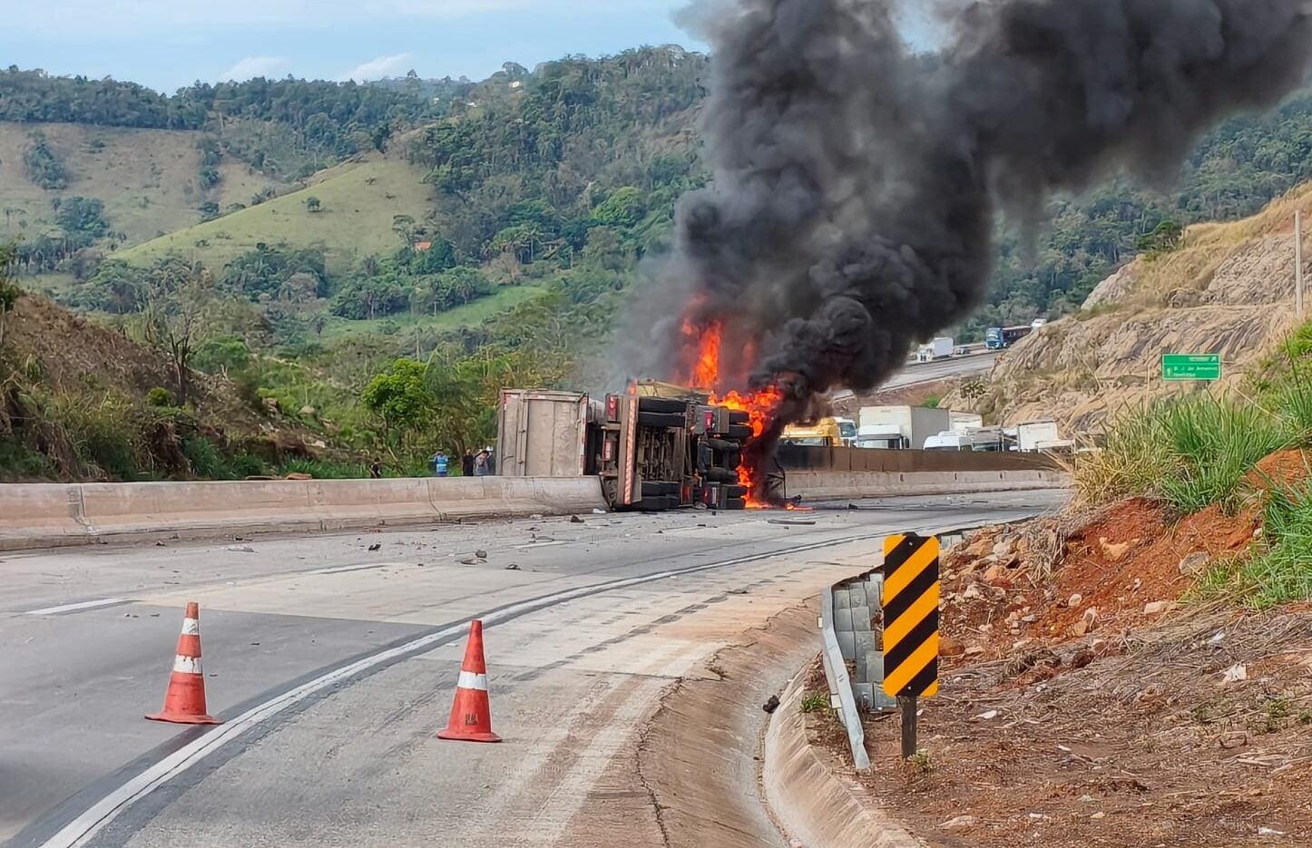 Carreta tomba e pega fogo na BR-381, em Caeté; rodovia tem interdição total