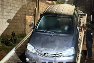 Toyota Etios roubado é localizado estacionado em rua sem saída de Itabira
