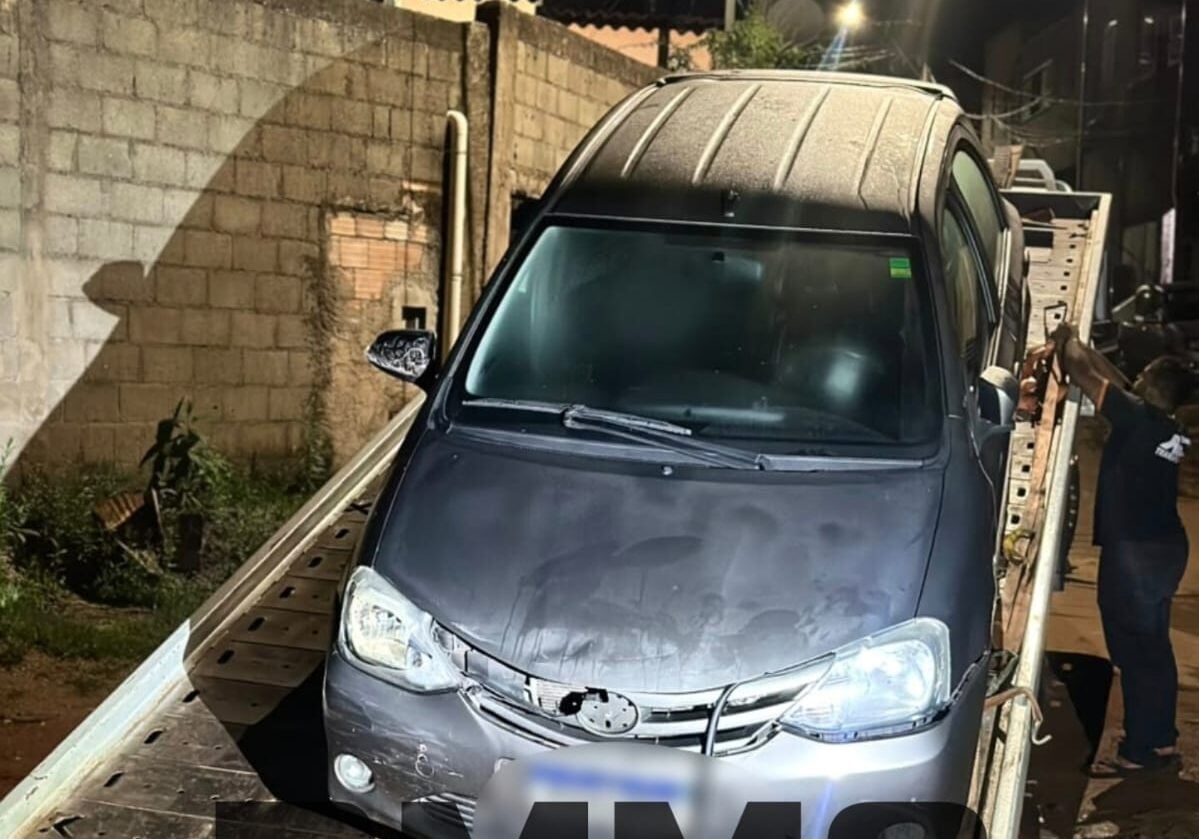 Toyota Etios roubado é localizado estacionado em rua sem saída de Itabira
