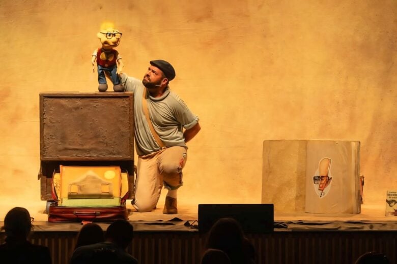 Teatro infantil gratuito leva poesia de Drummond às crianças neste sábado em Itabira