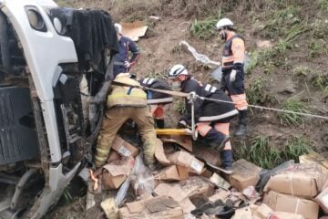 Caminhão tomba na BR-381 em João Monlevade e motorista é socorrido pelo Corpo de Bombeiros