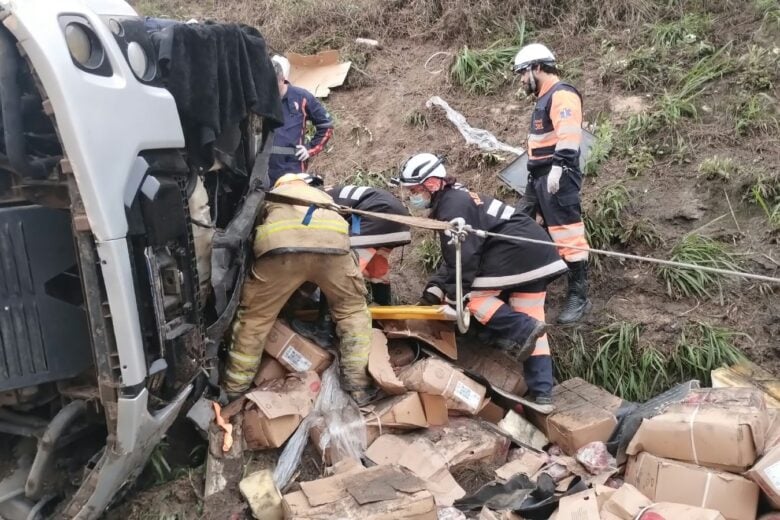 Caminhão tomba na BR-381 em João Monlevade e motorista é socorrido pelo Corpo de Bombeiros