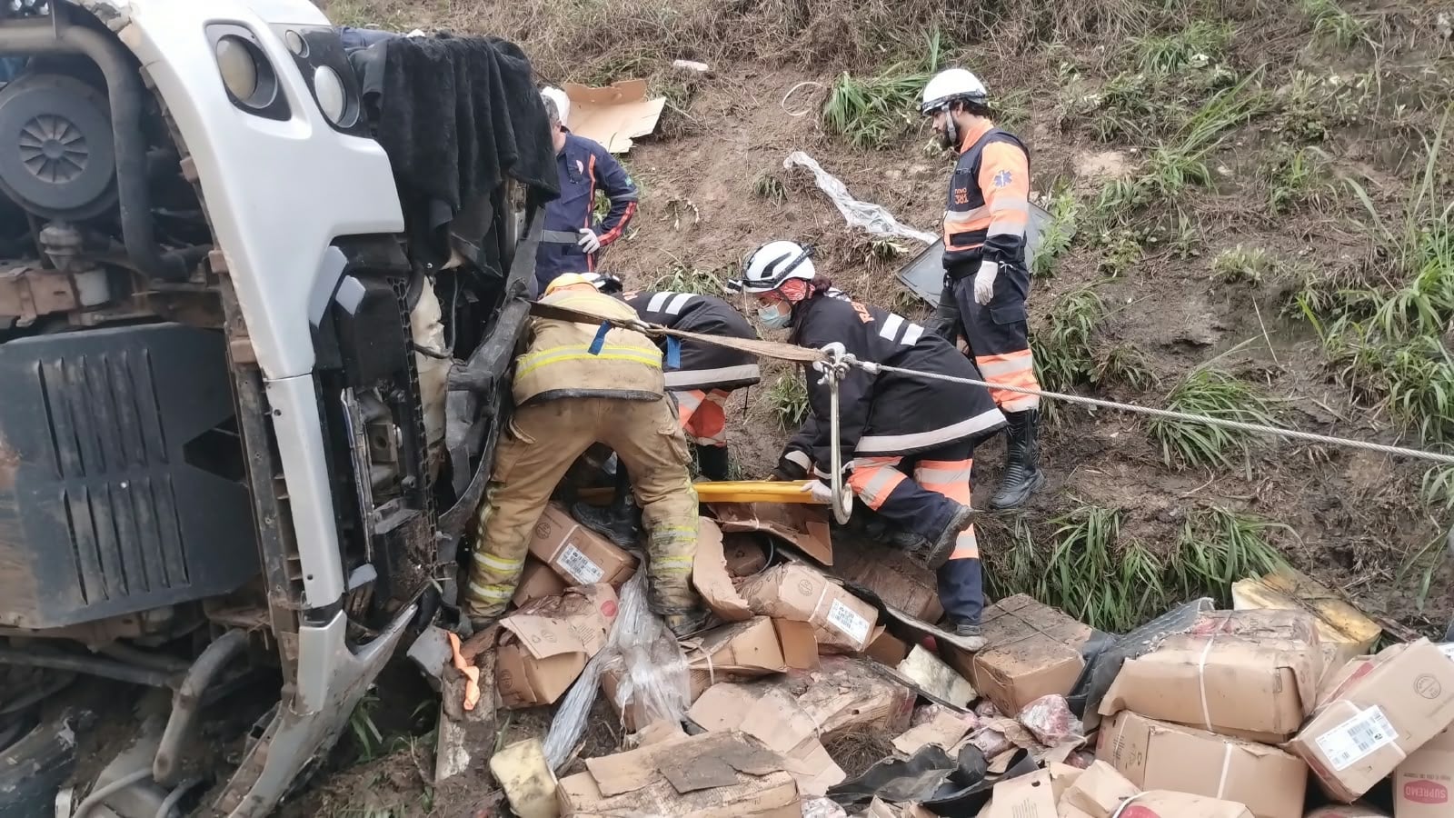 Caminhão tomba na BR-381 em João Monlevade e motorista é socorrido pelo Corpo de Bombeiros