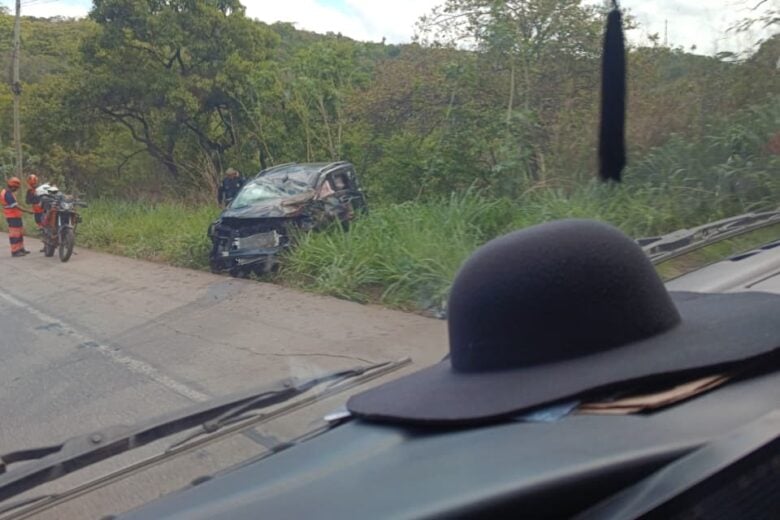Acidente entre dois carros e um caminhão deixa três feridos na BR-381, em Santa Luzia