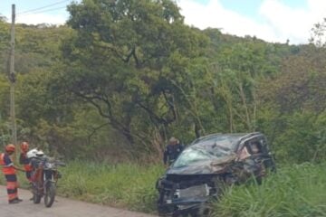 Acidente entre dois carros e um caminhão deixa três feridos na BR-381, em Santa Luzia