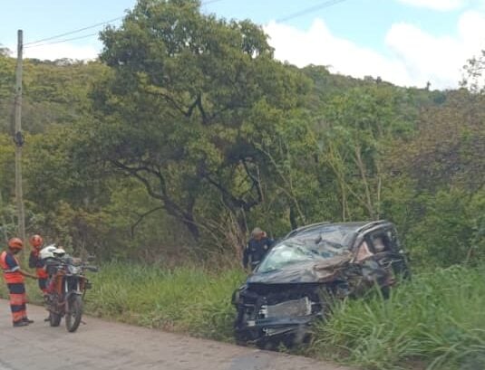 Acidente entre dois carros e um caminhão deixa três feridos na BR-381, em Santa Luzia
