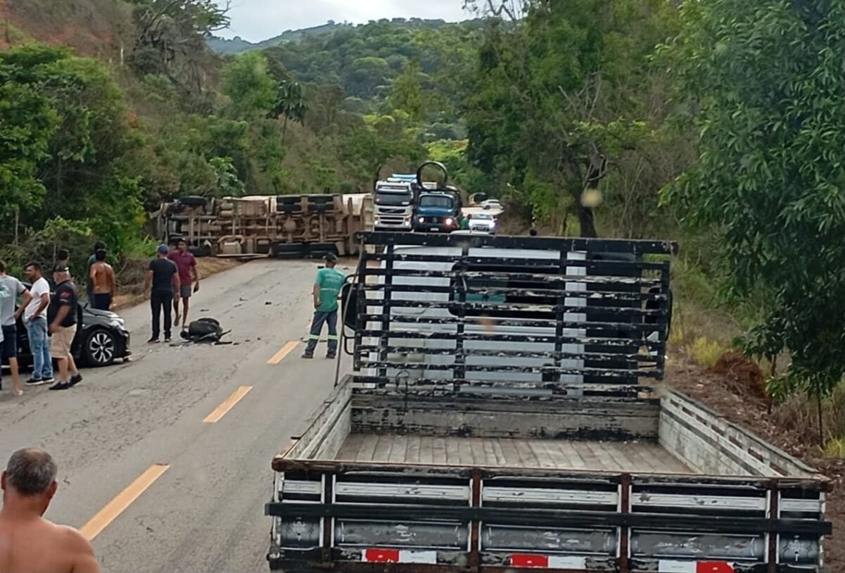 Itabira: cinco pessoas ficam feridas após colisão entre carro e caminhão na MG-129