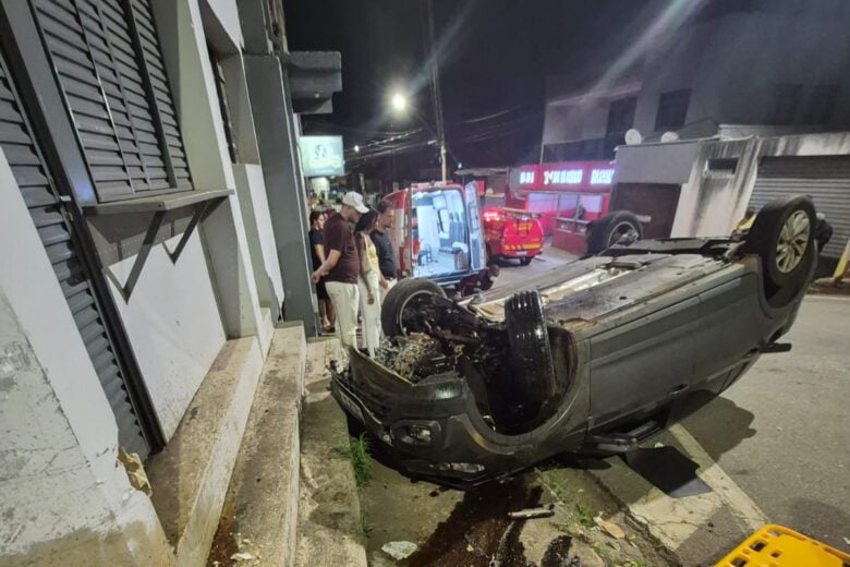Carro bate contra parede de residência e capota na Vila São Joaquim, em Itabira
