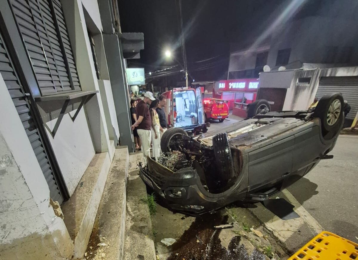 Carro bate contra parede de residência e capota na Vila São Joaquim, em Itabira