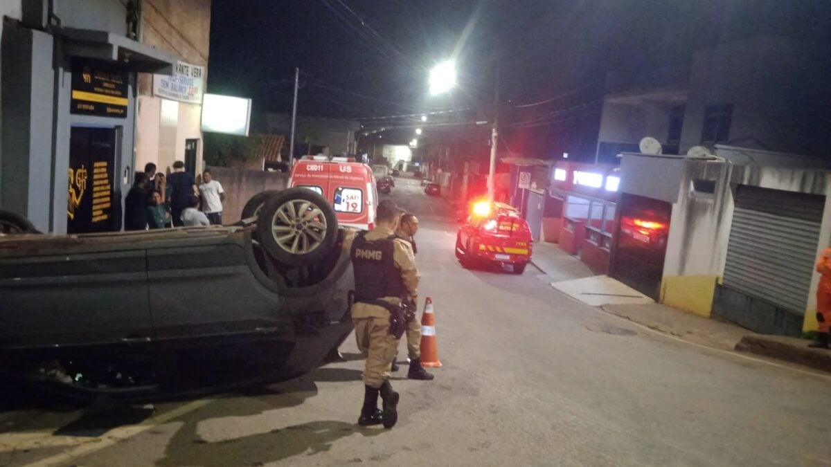 Carro bate contra parede de residência e capota na Vila São Joaquim, em Itabira
