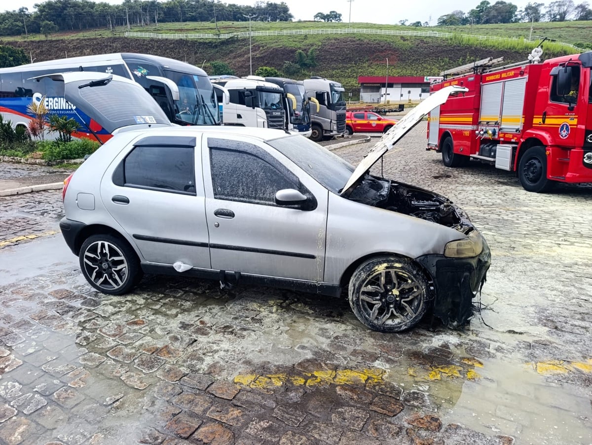 Incêndio atinge carro na BR-381, em João Monlevade