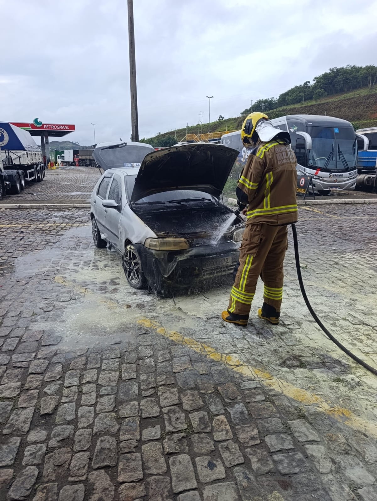 Incêndio atinge carro na BR-381, em João Monlevade