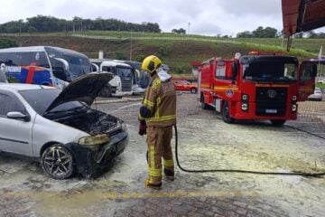 Incêndio atinge carro na BR-381, em João Monlevade