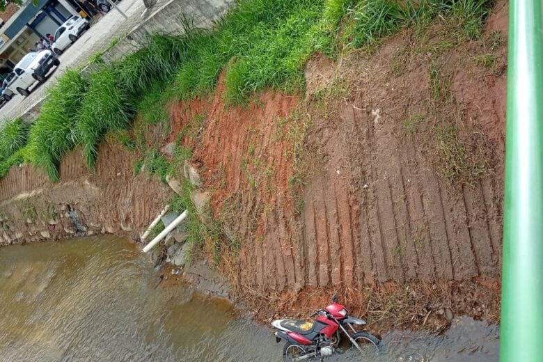 Motocicleta é encontrada dentro do Rio Girau, em Santa Maria de Itabira