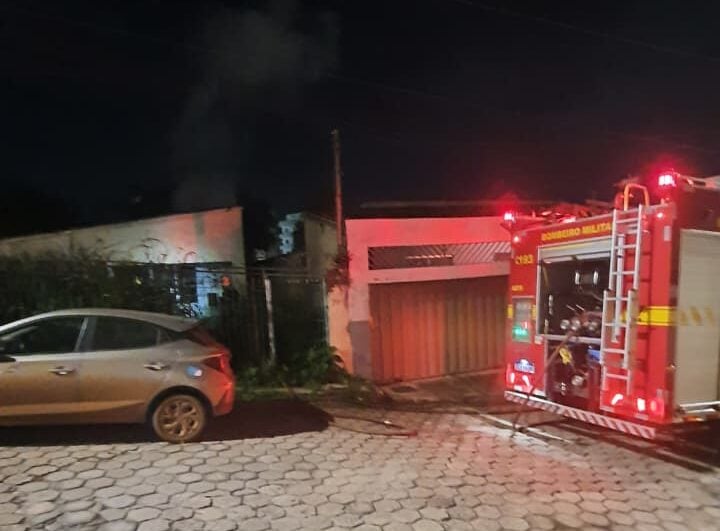 Incêndio atinge sala de residência no bairro São Joaquim, em Itabira, e destrói parte do telhado