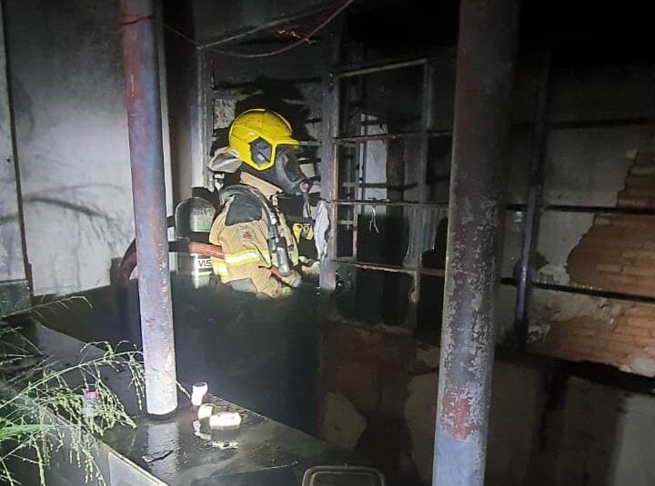 Incêndio atinge sala de residência no bairro São Joaquim, em Itabira, e destrói parte do telhado